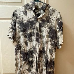 I’m selling THE RAIL brand, The color is white and grey, and the size is large